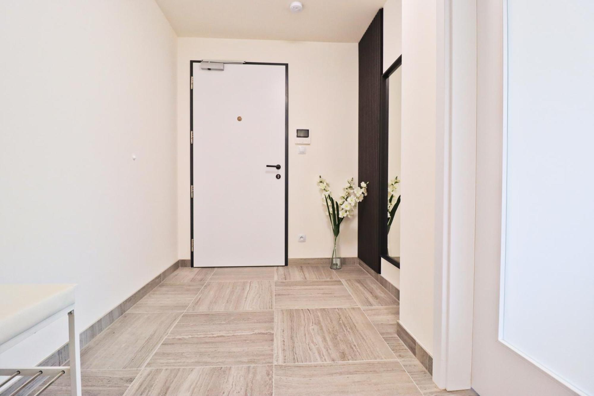 Apartment Sunny In Smichov, 5 Prag