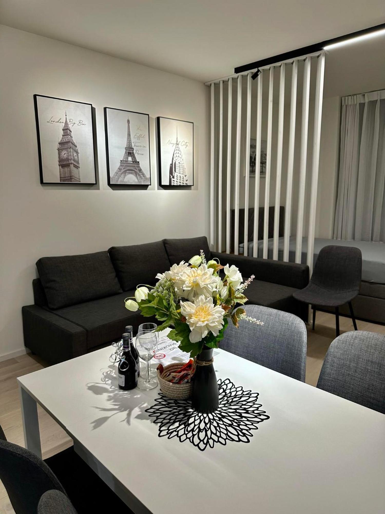 Apartment Sunny In Smichov, 5 Prag